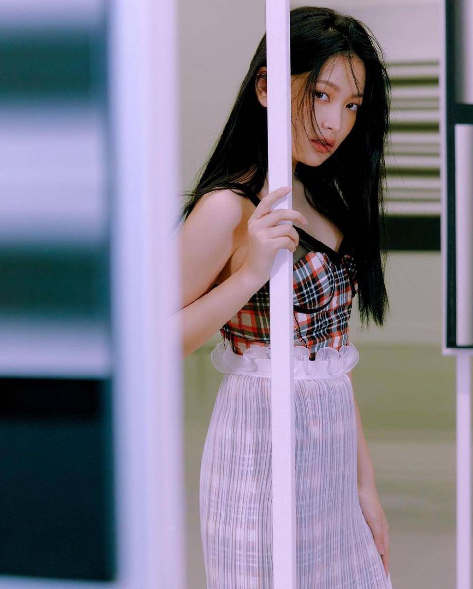 Yeri Red Velvet (Dok. Noblesse Men via instagram.com/yerimiese)