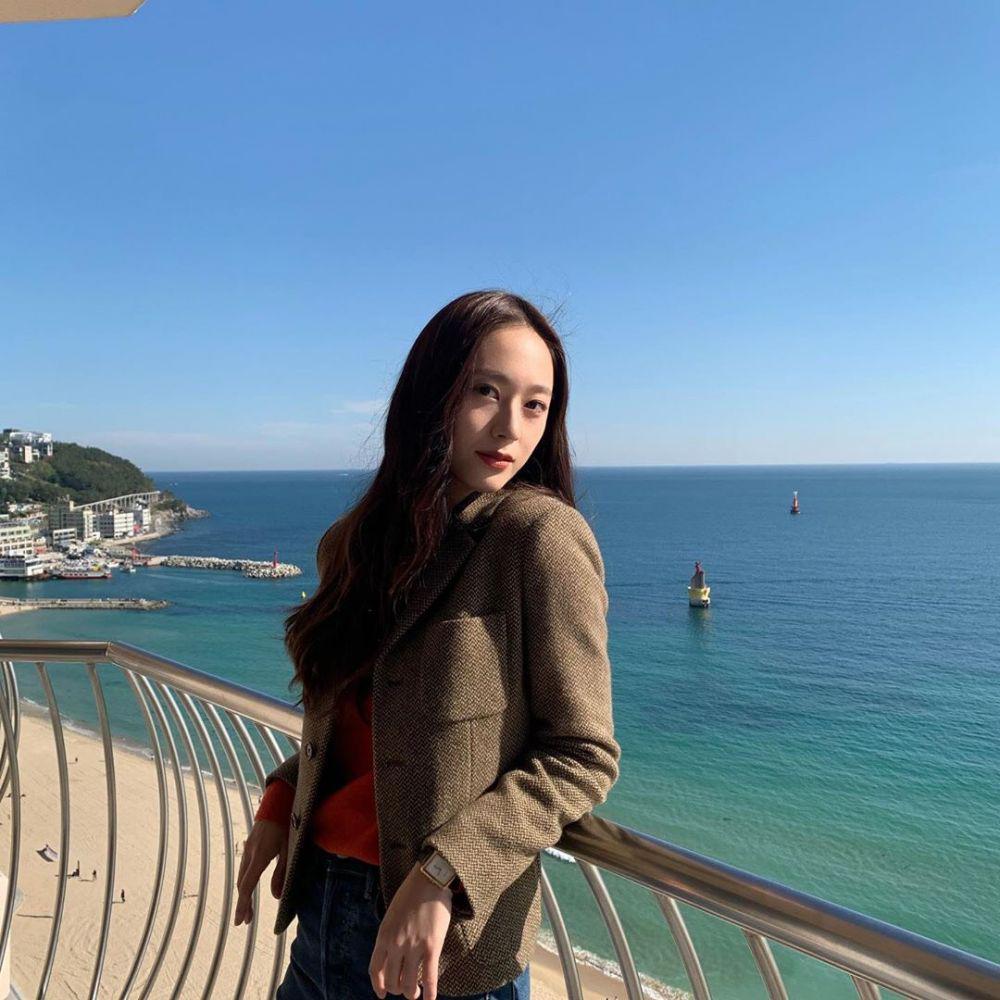 Dijuluki 'Ice Princess', 9 Sisi Menarik Krystal f(x) yang Penuh Pesona