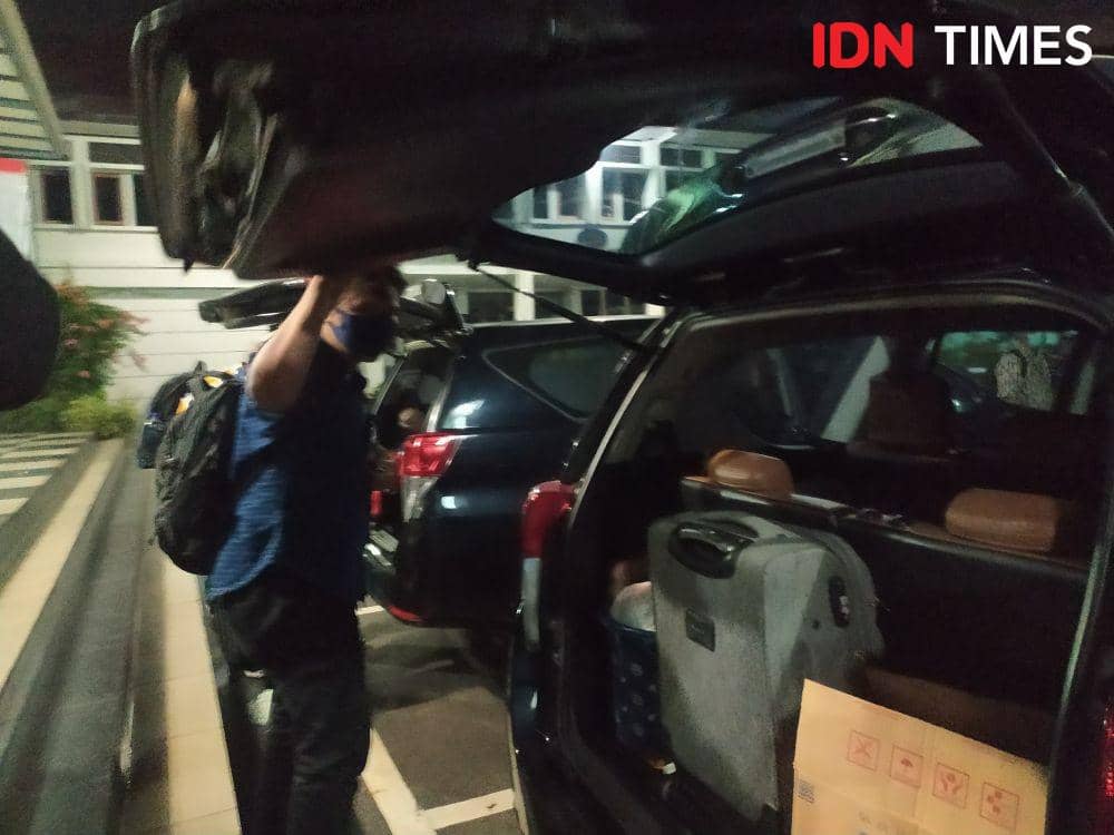 Berkas Bupati Bandung Barat dibawa tim penyidik KPK. (IDN Times/Bagus F)