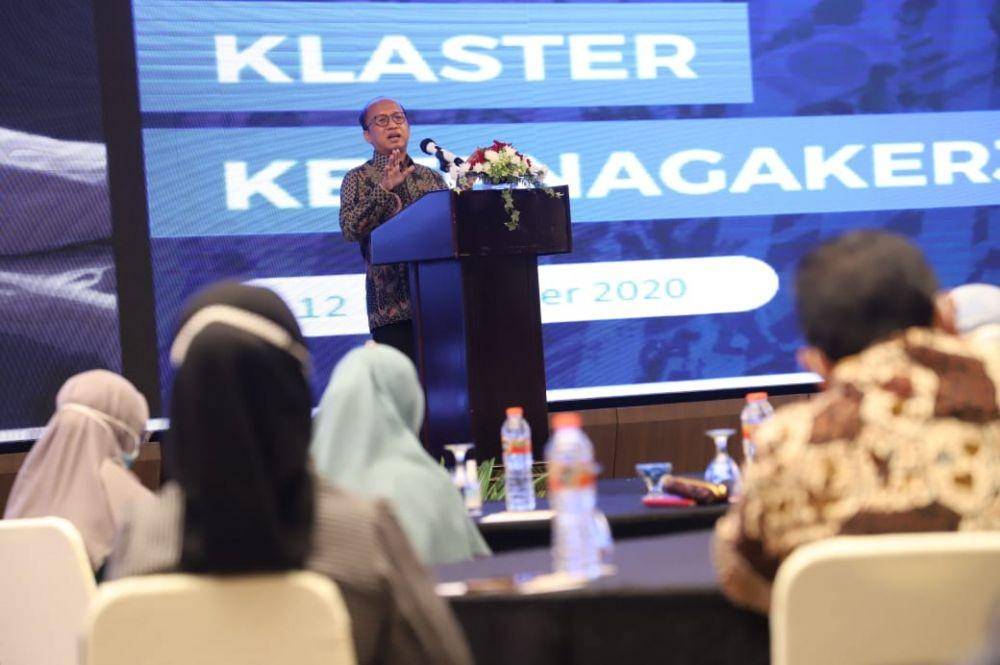 Sekretaris Jenderal Kemnaker, Anwar Sanusi, saat menyampaikan sambutan pada acara Forum Komunikasi Staf Ahli Menteri (Forkomsam) di Bogor, Jawa Barat, Kamis (12/11/2020). (Dok. Kemnaker)