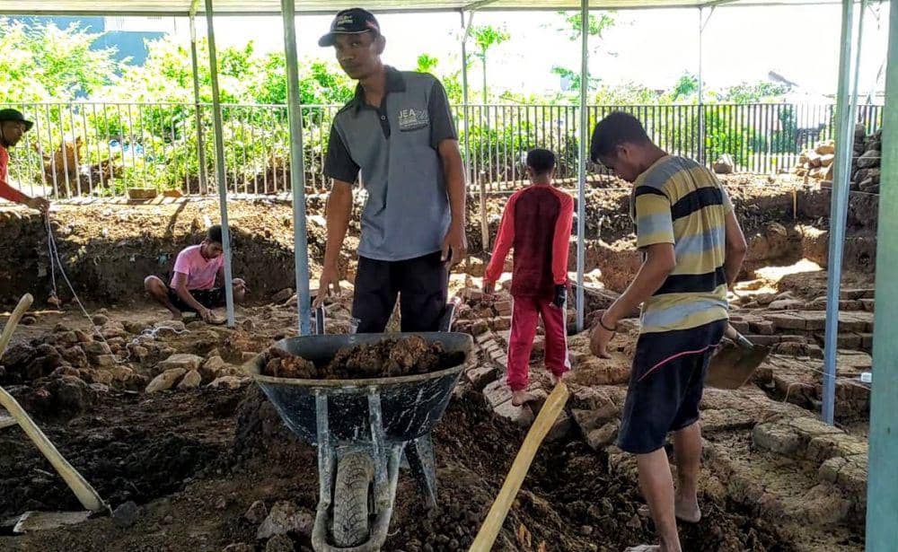 Ekskavasi dilakukan secara gotong royong oleh tim BPCB dan dibantu warga. IDN Times/Alfi Ramadana