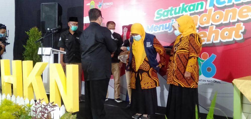Kader Srikandi Sehat (hijab kuning). IDN Times/Daruwaskita