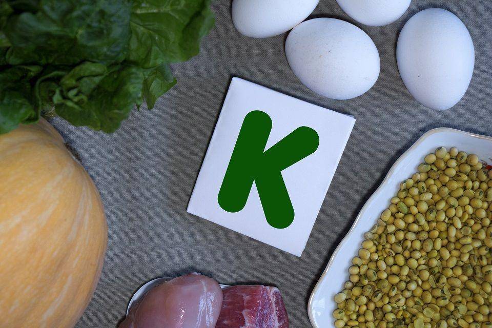 Ilustrasi: Huruf K, lambang potasium, dan vitamin K. blogs.davita.com