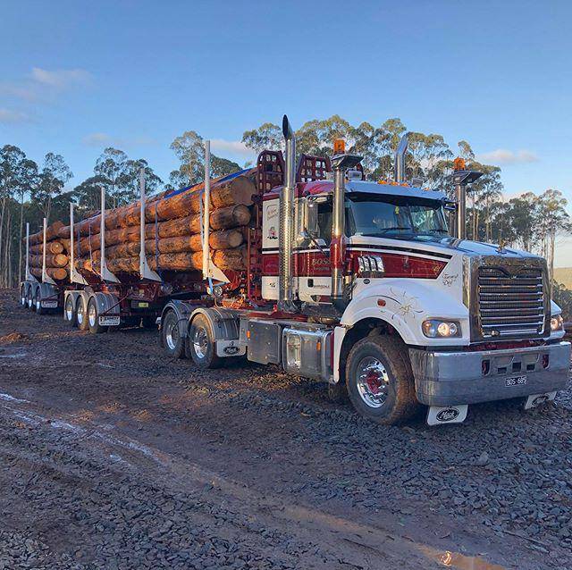 Truk trailer yang membawa kayu di Australia.instagram.com/kennedytrailers/
