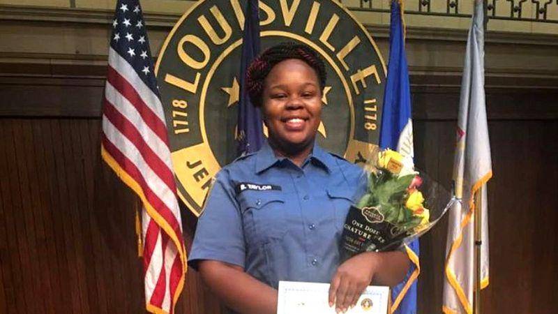 Breonna Taylor saat upacara kelulusan di Louisville, Kentucky. via Courtesy of Family of Breonna Taylor