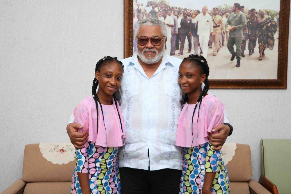 Foto Jerry Rawlings mantan presiden Ghana periode 1993-2001 bersama dua saudara perempuan kembar identik.sumber: twitter.com/Jerry John Rawlings