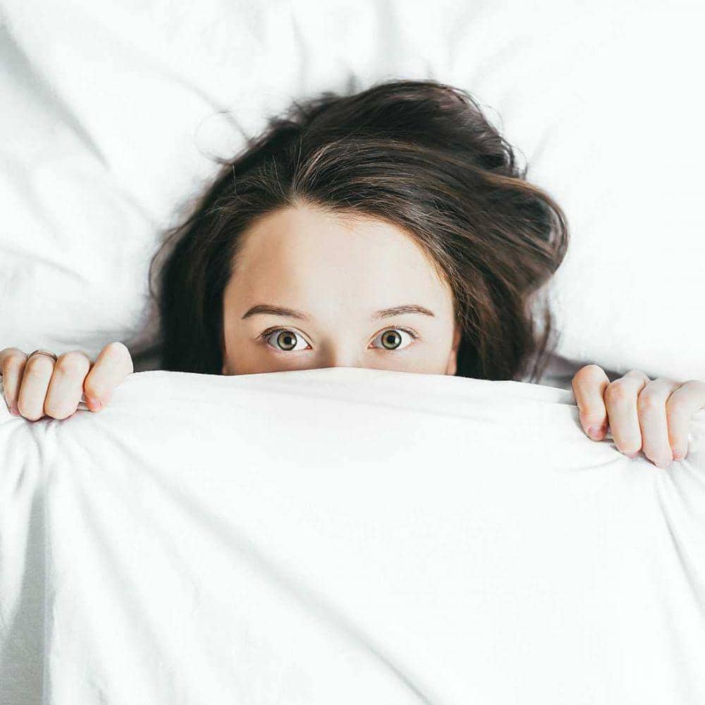 Hindari 7 Kebiasaan Buruk Sebelum Tidur Ini, Bahaya Bagi Kesehatan Lho