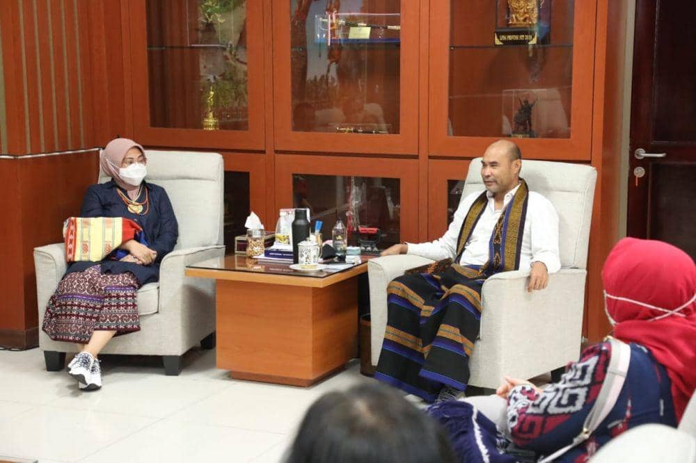 Menaker Ida Fauziyah berdialog dengan Gubernur NTT Viktor Bungtilu Laiskodat dalam kunjungan kerjanya ke Kupang, Provinsi Nusa Tenggara Timur, Jumat (13/11)/Dok. Kemnaker