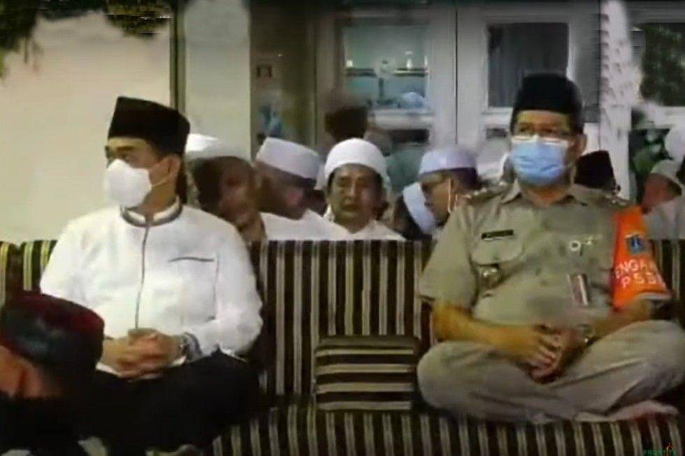 Wagub DKI Jakarta Riza Patria dan Wali Kota Jakarta Selatan Marullah Matali dalam acara Peringatan Maulid Majelis Ta'lim Al Afaf (Tangkap Layar Youtube.com/Front TV)