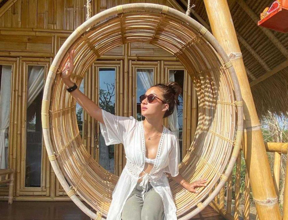 9 Pesona Naomi Zaskia saat Terkena Pancaran Sinar Matahari, Glowing!