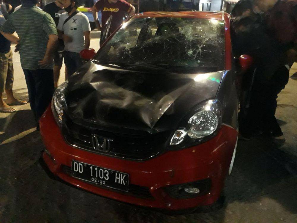 Mobil yang dikendarai dua pemuda dirusak rombongan pemotor di Jalan Sultan Alauddin, Makassar. IDN Times/Polsek Rappocini