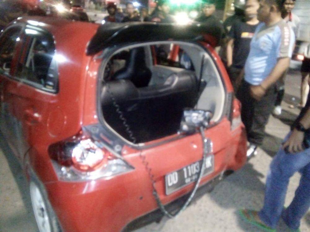 Mobil yang dikendarai dua pemuda dirusak rombongan pemotor di Jalan Sultan Alauddin, Makassar. IDN Times/Polsek Rappocini