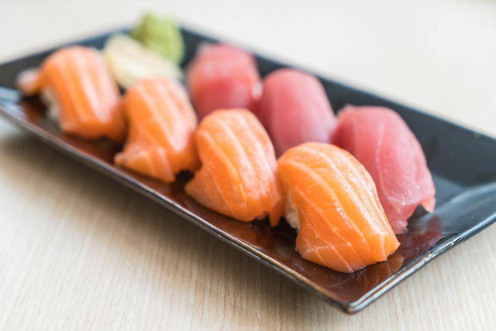 Ilustrasi sushi nigiri salmon dan tuna (freepik.com/topntp26)