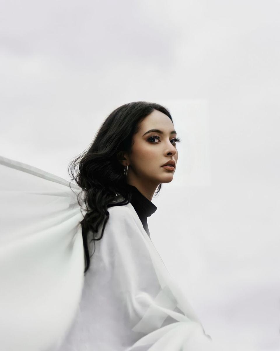 Duet Bersama John Legend, 9 Potret Faouzia yang Baru Rilis Single