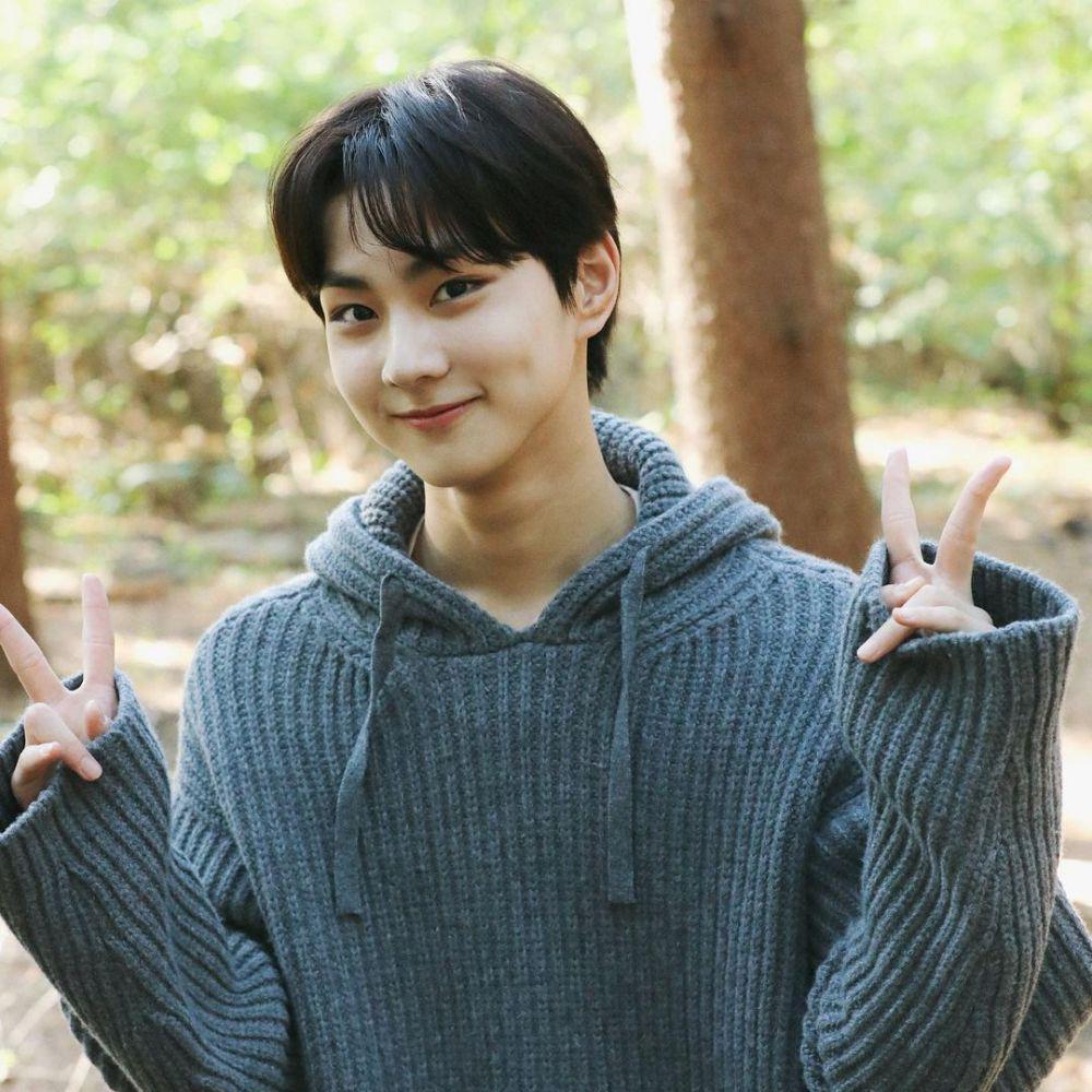 9 Potret Jungwon, Leader ENHYPEN dengan Lesung Pipi Menggemaskan