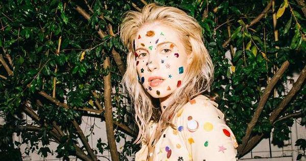 10 Potret Gaya Nyentrik Hayley Williams yang Terlihat Absurd Abis