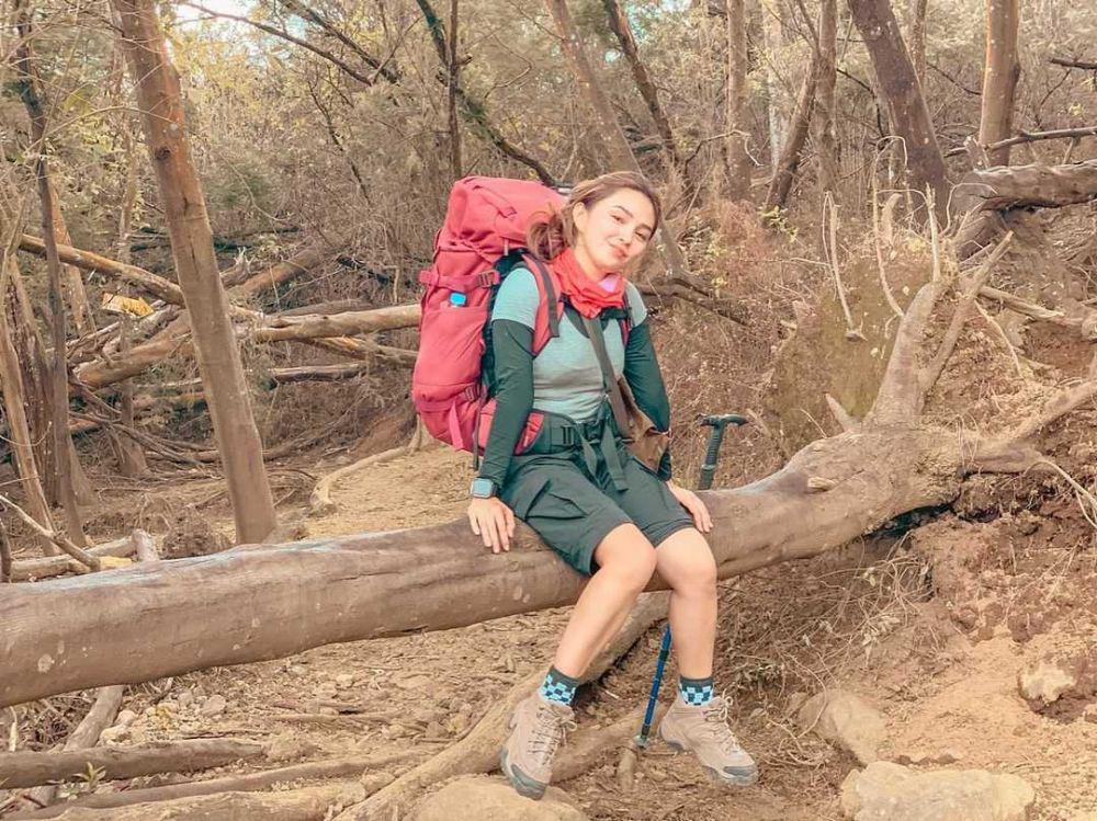 10 Potret Shoumaya Tazkiyyah Naik Gunung, Cakepnya Gak Luntur Bro!