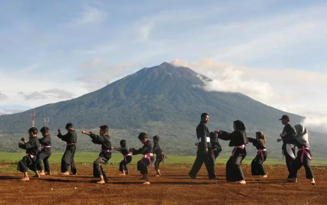 Status Waspada, Gunung Kerinci Kembali Dipasang Stasiun Seismik