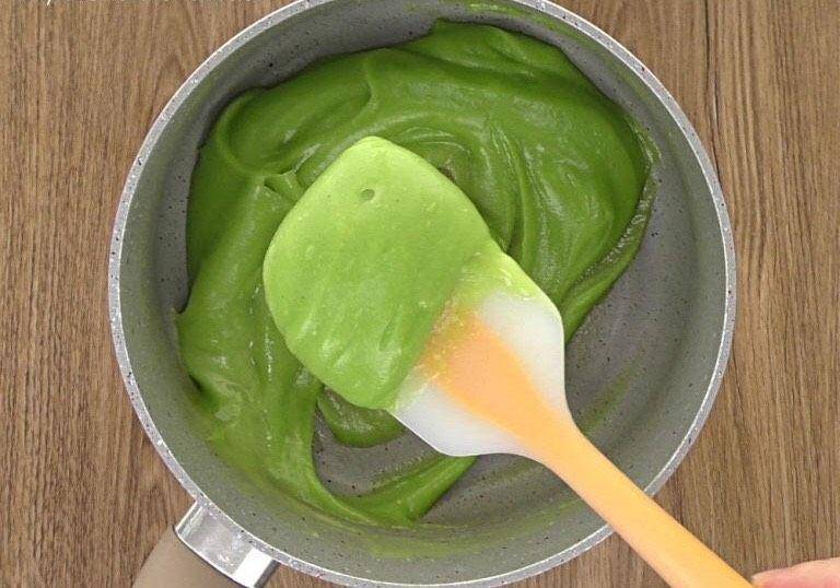 Membuat adonan pandan (mykitchen101en.com)