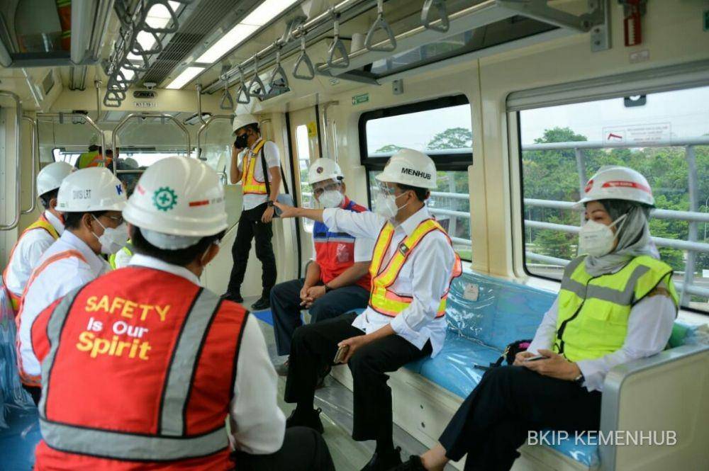 Menhub Budi Karya tinjau LRT. (Dok. Kementerian Perhubungan)