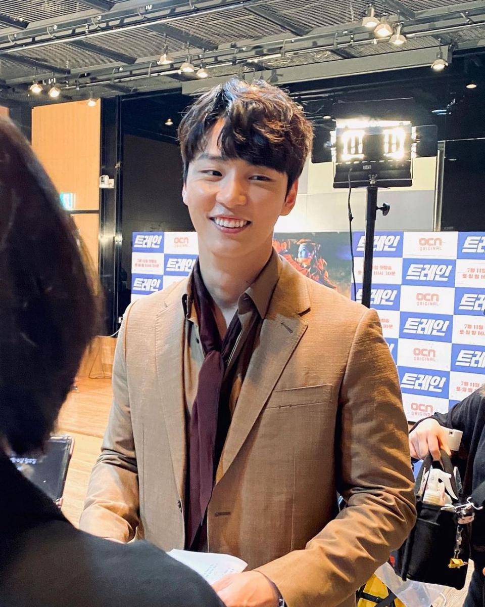 instagram.com/moa_ent
