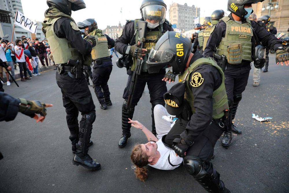 Bentrokan antara demonstran dengan polisi di Peru jadi insiden mematikan. (twitter/Tamer Yazar)