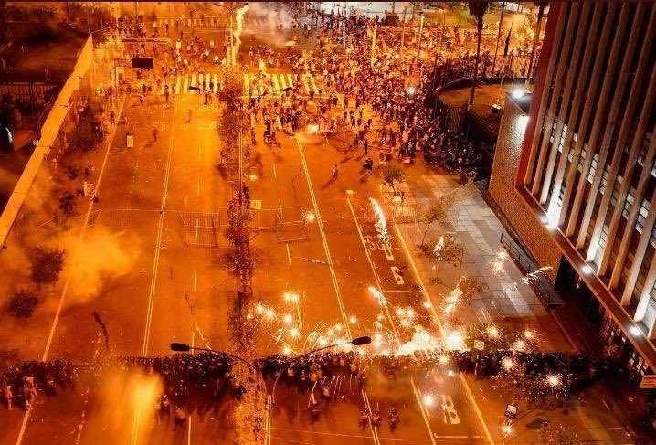 Suasana bentrok antara demonstran dengan polisi di Peru pada Sabtu malam. (twitter.com/Linda Mera)