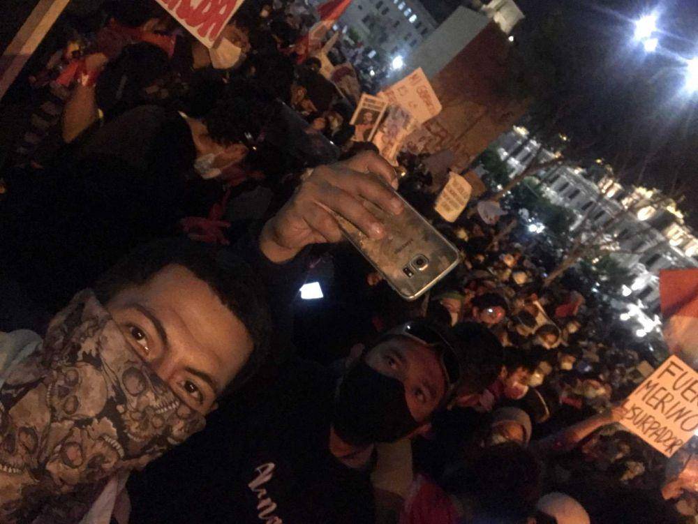 Demonstran Peru sebagian besar anak muda berkumpul di ibukota Lima. (twitter.com/pedrgs)