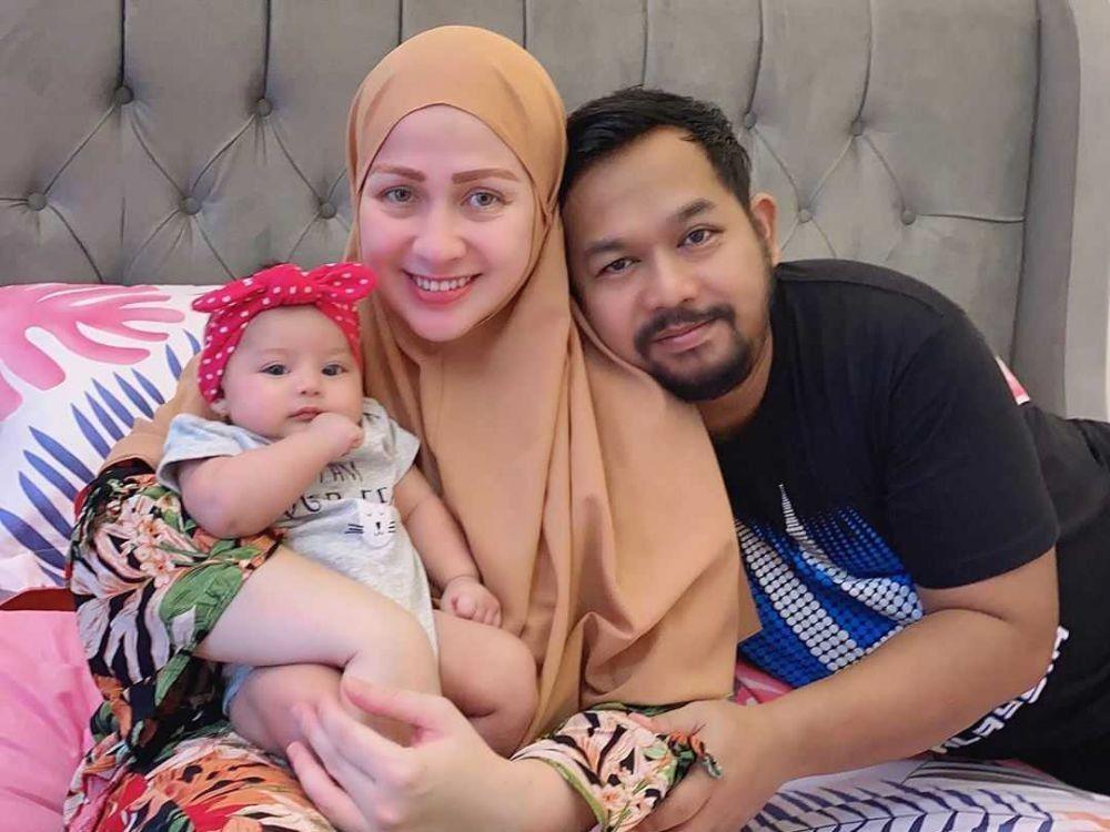 10 Momen Manis Bedu Saat Momong Putri Kecilnya, Kebapakan Banget!