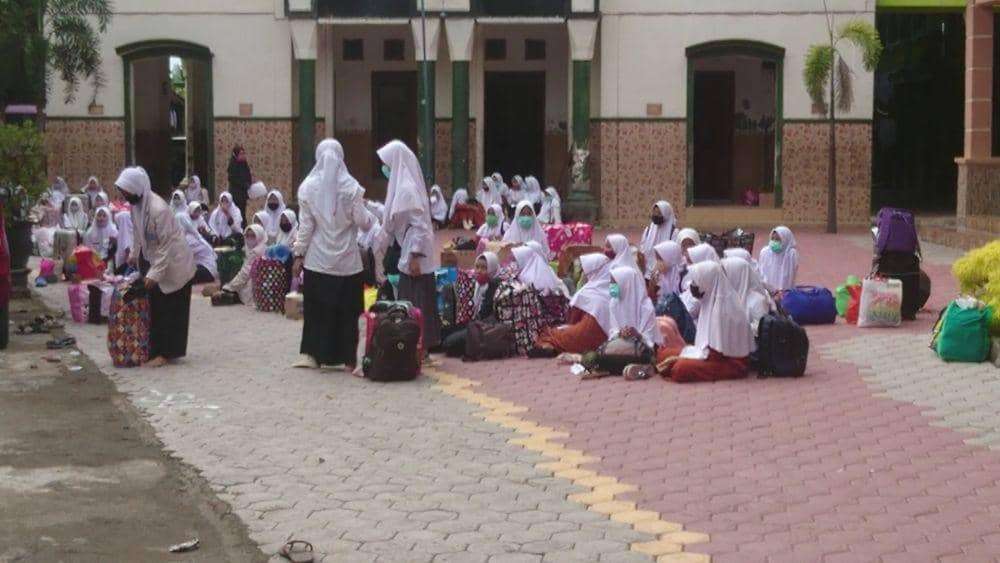 Ratusan santriwati menunggu dijemput walinya, IDN Times/ istimewa