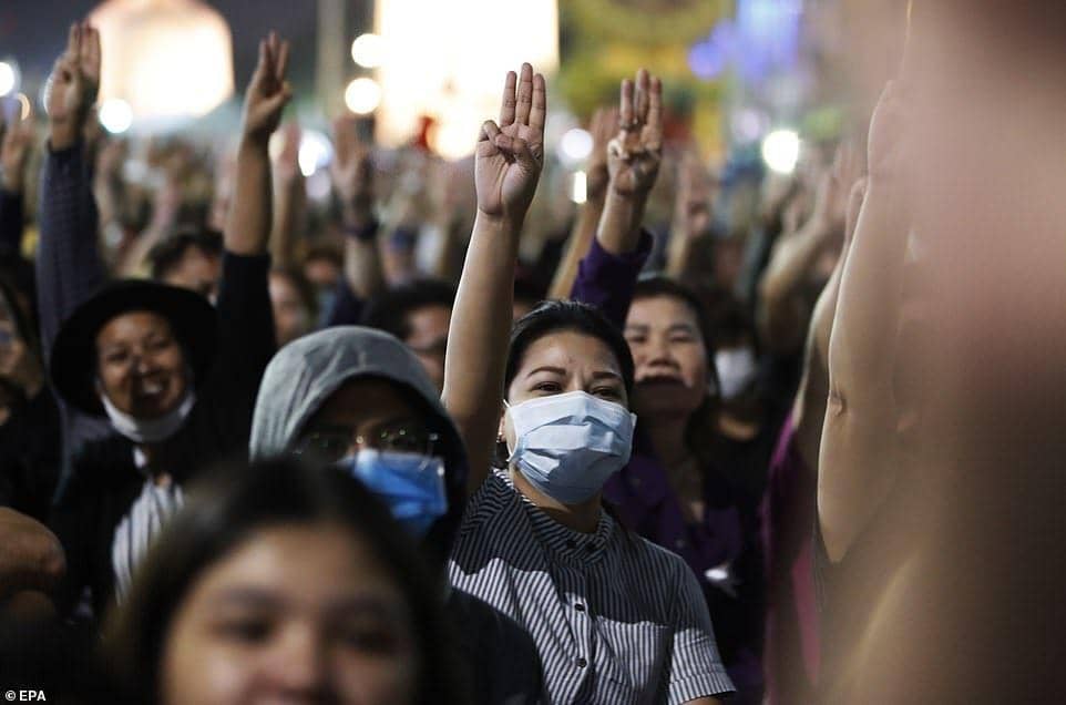 Demonstran yang menuntut reformasi Kerajaan Thailand menunjukkan salam tiga jari (Kantor berita EPA)