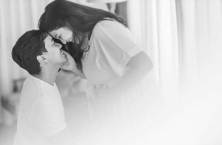 10 Momen Manis Maternity Caca Tengker, Simpel Bernuansa Hitam Putih