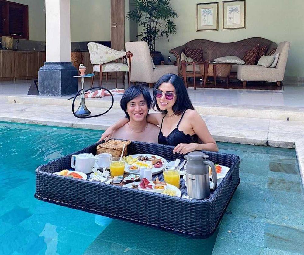 9 Momen Seru Bulan Madu Kevin dan Vicy di Bali, Mesra di Kolam Renang!
