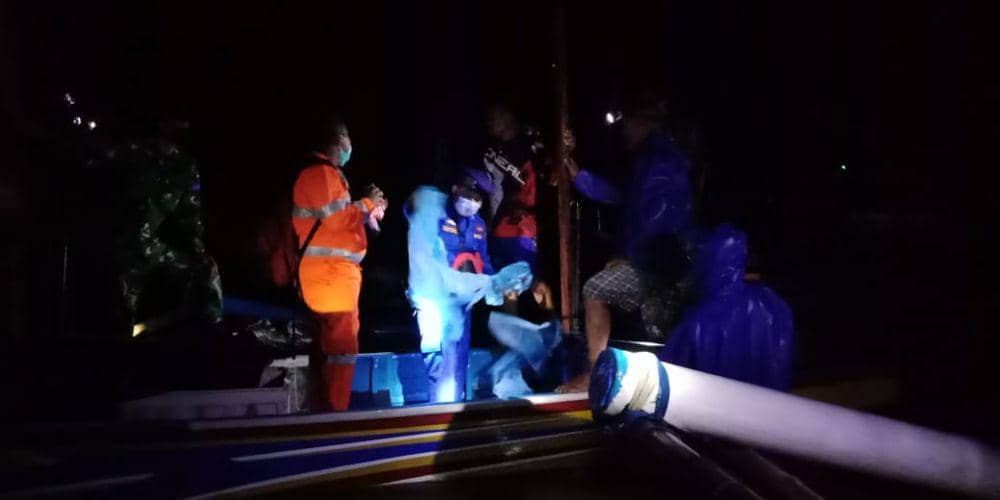 Basarnas saat mengevakuasi jenazah korban, IDN Times/ istimewa