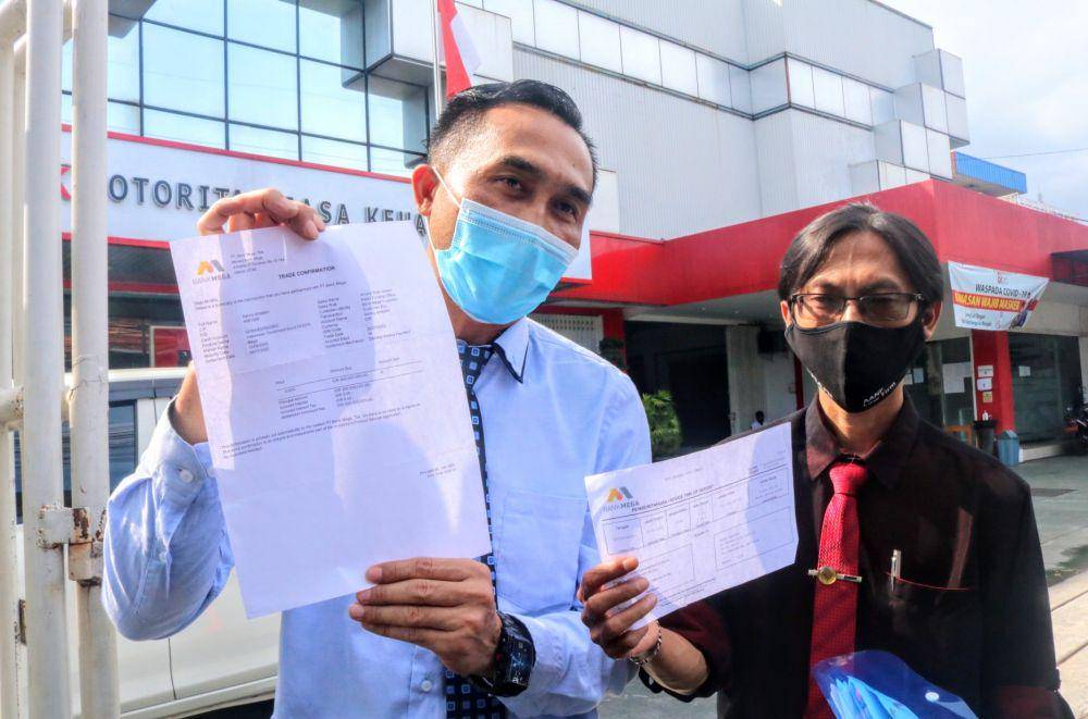 Kuasa hukum korban tunjukkan bukti transaksi perbankan. IDN Times/Alfi Ramadana