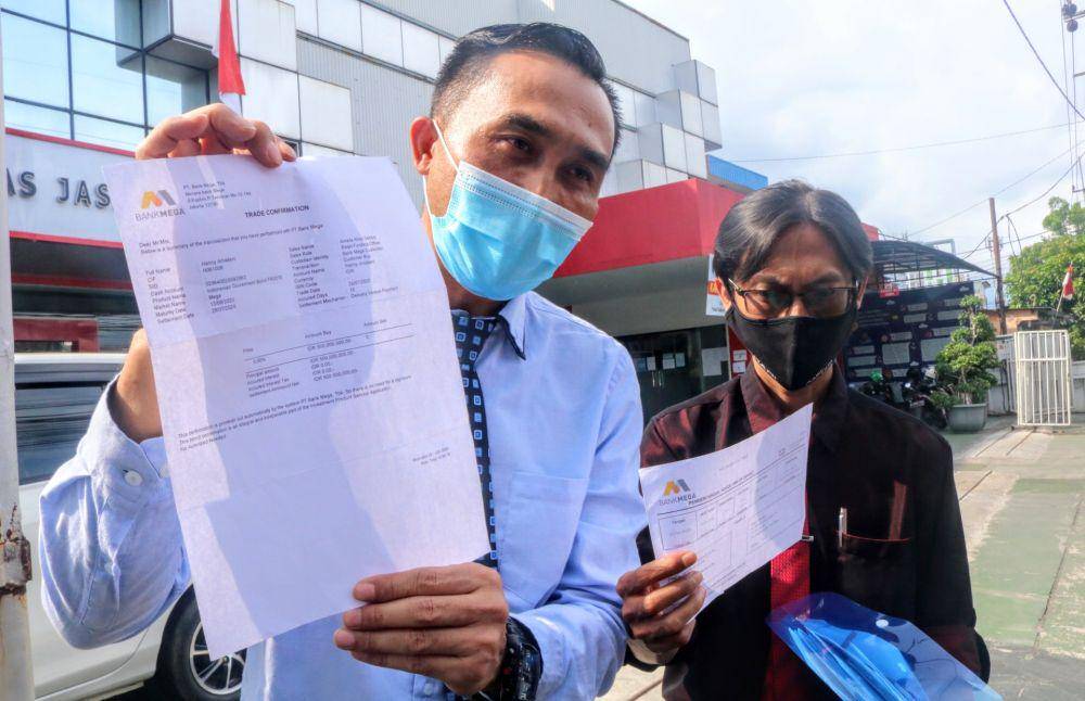 Kuasa hukum korban menunjukkan bukti transaksi. IDN Times/Alfi Ramadana