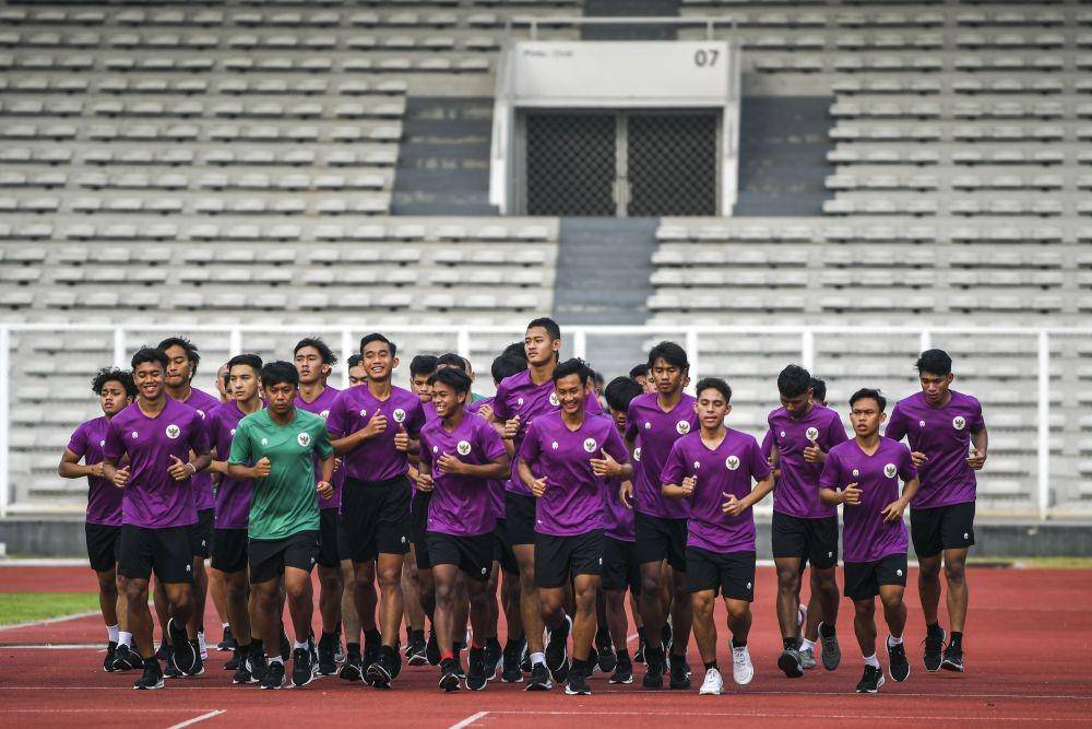 Timnas U-19 berlatih di Stadion Madya, Kompleks Gelora Bung Karno Senayan, Jakarta, Selasa (17/11/2020). (ANTARA FOTO/Galih Pradipta/aww).