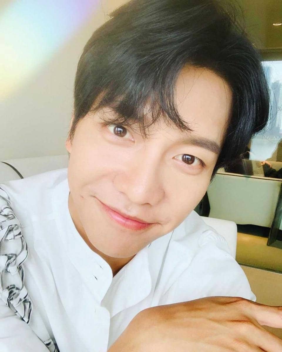 10 Selfie Lee Seung Gi yang Manis Abis, Bikin Susah Berpaling!