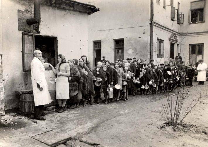 Kaum Yahudi mengantre makanan di Warsawa. urologichistory.museum