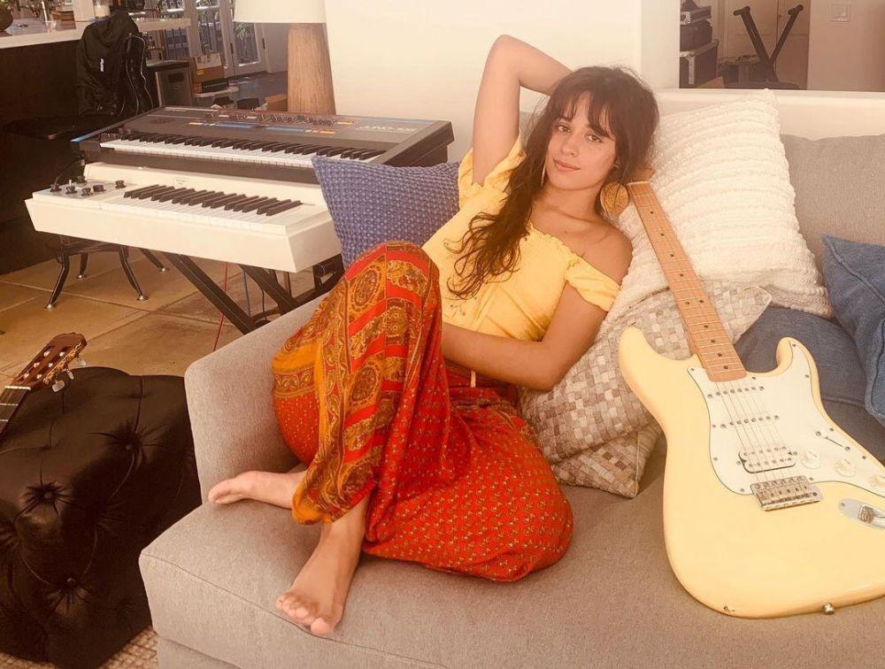 9 Potret Camila Cabello yang Raih Penghargaan dari Vogue India