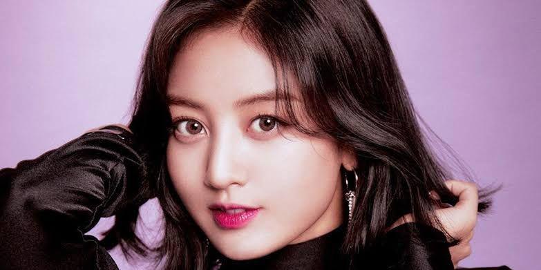 10 Potret Jihyo TWICE dengan Tatapan Tajamnya, Makin Memikat!