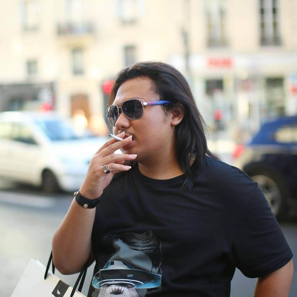 9 Potret Sederhana Keanu Agl dengan Kaus Hitam, Bikin Ikonis Banget!