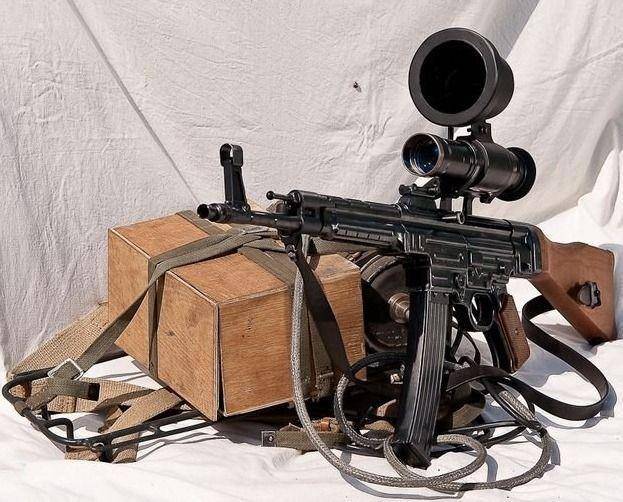 Senapan Sturmgewehr 44 yang dipasang "Vampir" ZG 1229. pinterest.com