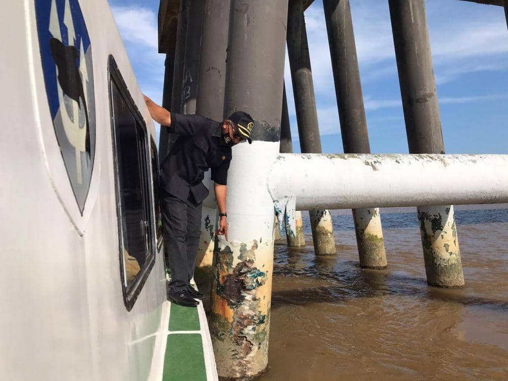 Muhammad Samsun, wakil Ketua DPRD Kaltim saat meninjau pier 10 Jembatan Dondang yang ditabrak ponton di Kelurahan Muara Jawa, Kutai Kartanegara, Kaltim (Dok.IDN Times/istimewa)