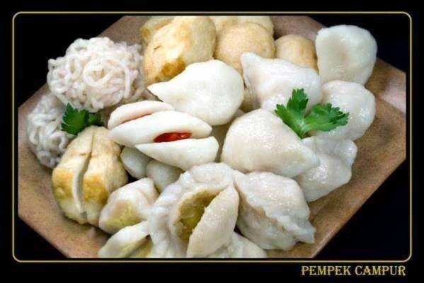Pempek campur pak raden. (IDN Times/Istimewa).