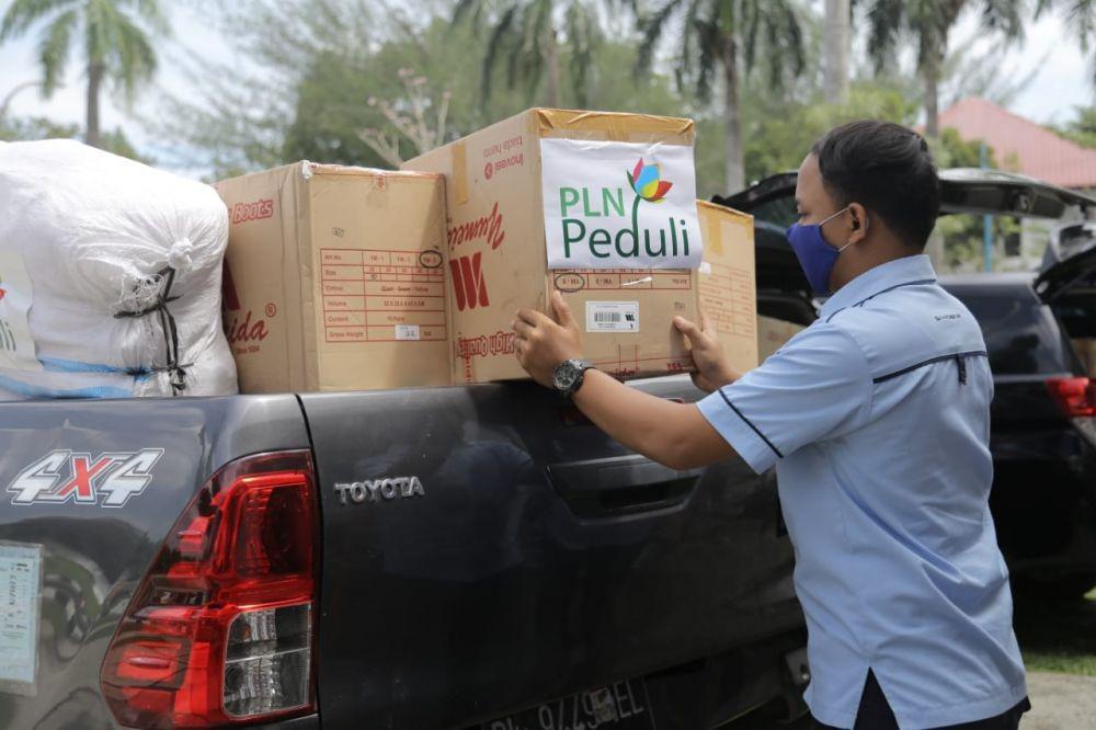 Perangi COVID-19, PLN UIW Sumut Berikan Bantuan APD Medis
