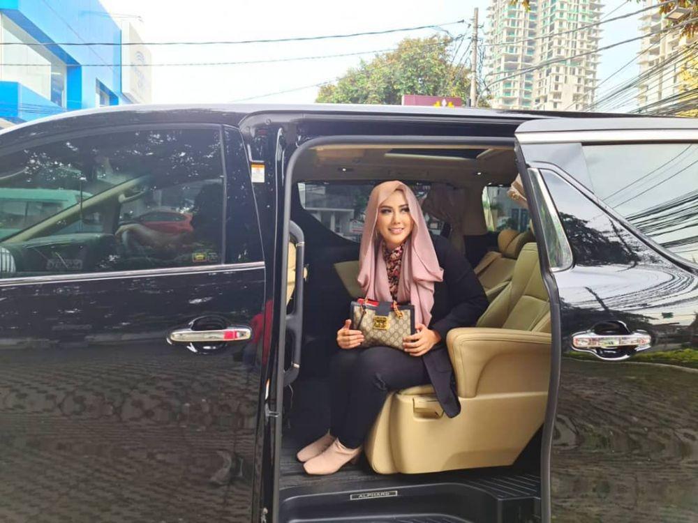 9 Potret Rey Utami Usai Bebas dari Penjara, Makin Religius