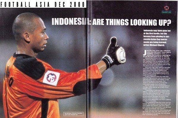 Aksi kiper PSM Makassar pada musim 1999/2000, Hendro Kartiko, saat bermain untuk Timnas Indonesia pada Piala Asia 2000. (Instagram.com/tamanapsari11sby - Repro. Majalah "Football Asia" Edisi Desember 2000)