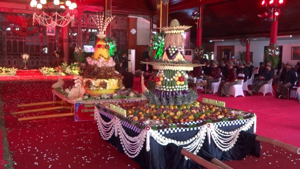 Tumpeng Lanang dan Buceng Wadon dalam upacara adat bersih nagari, IDN Times/ Bramanta Pamungkas