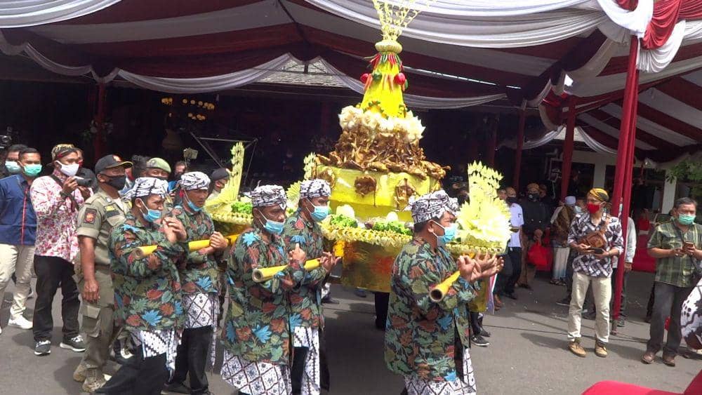 Tumpeng Lanang dalam upacara adat bersih nagari, IDN Times/ Bramanta Pamungkas